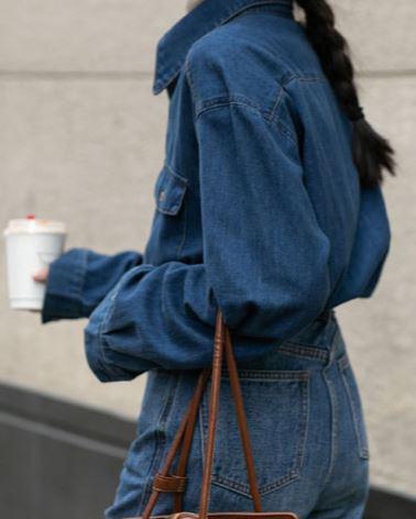 chemise en jean bleue - lou tenue décontractée parfaite pour le quotidien avec un sac en cuir marron et une boisson