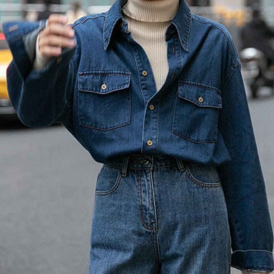 chemise en jean bleue pour femme avec col ouvert et manches longues, modèle lou, portée sur un col roulé beige