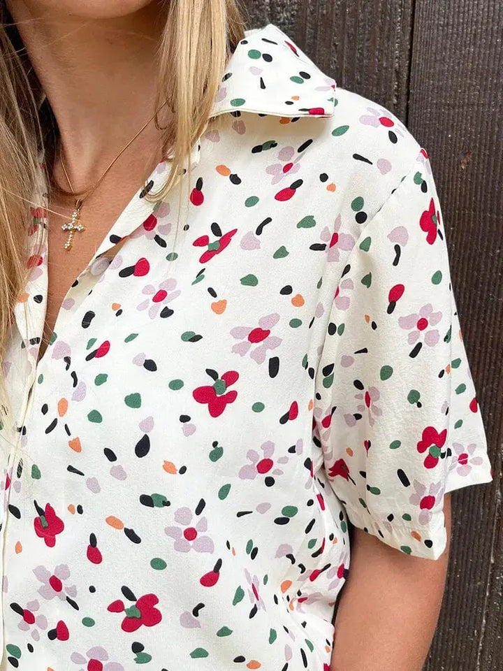 Chemise fleurie noire pour femme à manches courtes, modèle Clémence