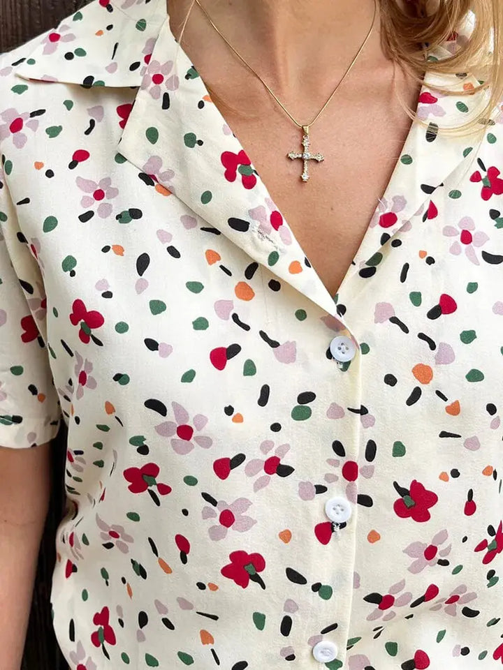 Chemise fleurie noire pour femme à manches courtes, modèle Clémence