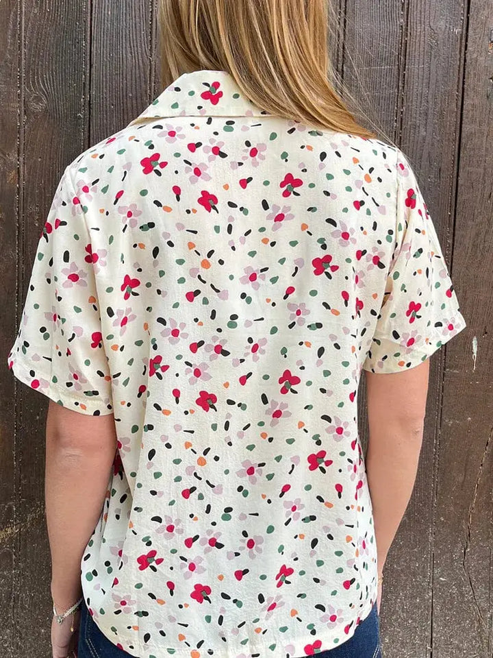 Chemise fleurie noire pour femme à manches courtes, modèle Clémence