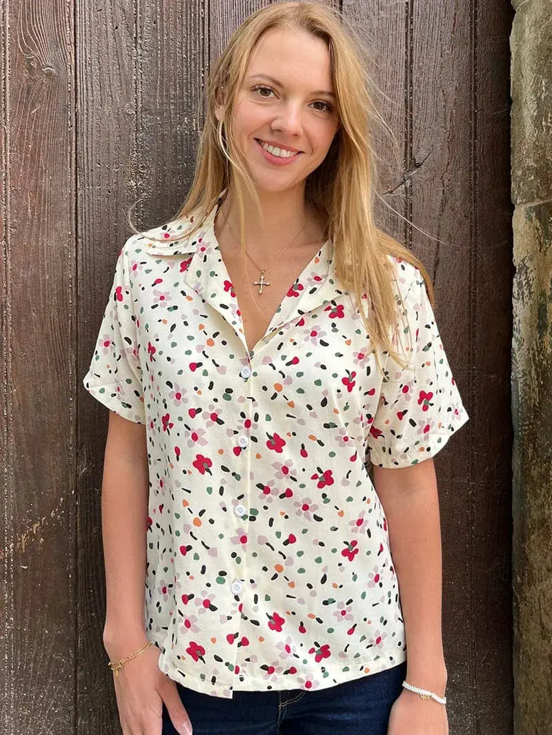 Chemise fleurie noire pour femme à manches courtes, modèle Clémence