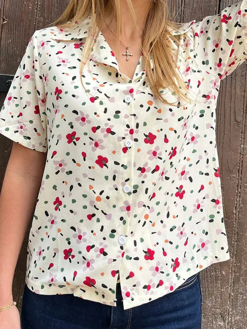 Chemise fleurie noire pour femme à manches courtes, modèle Clémence