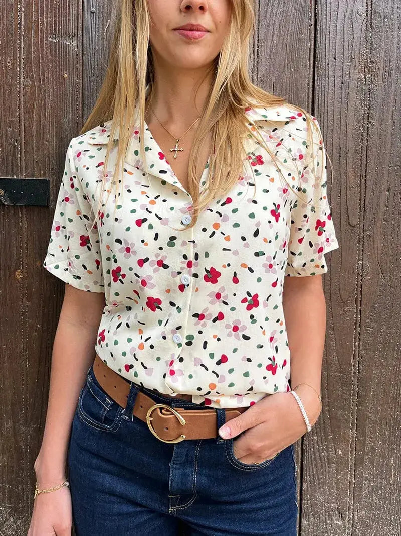 Chemise fleurie noire pour femme à manches courtes, modèle Clémence