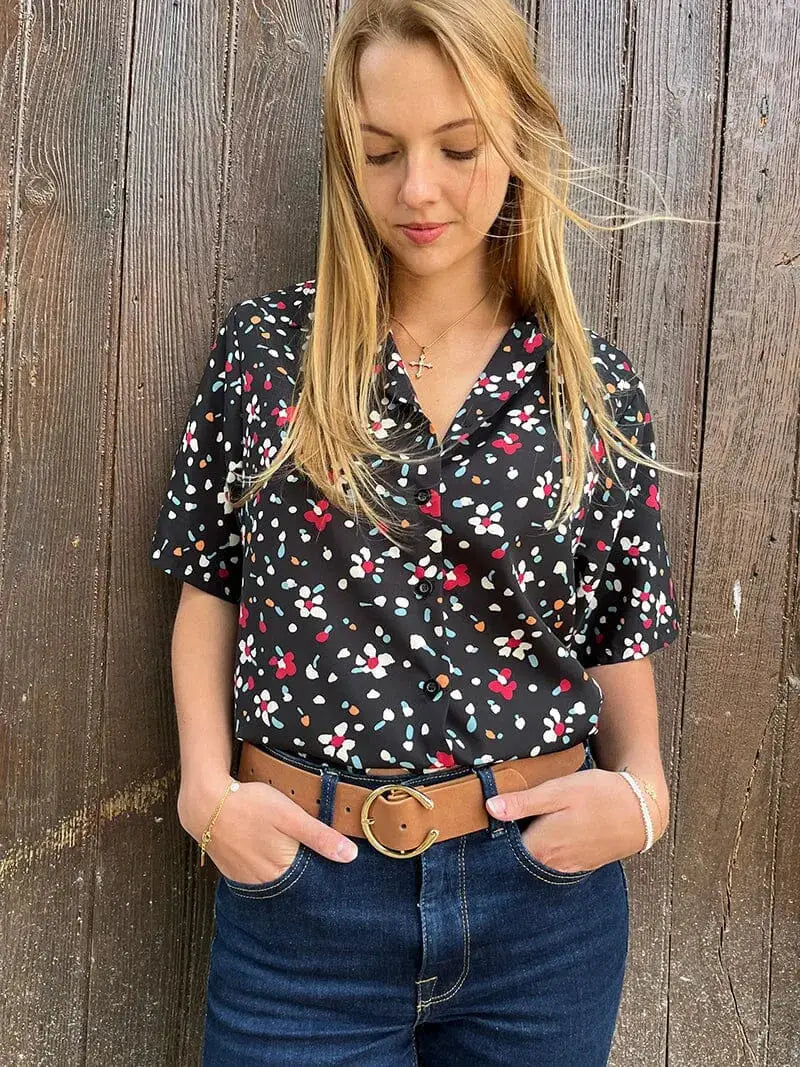 Chemise fleurie noire pour femme à manches courtes, modèle Clémence