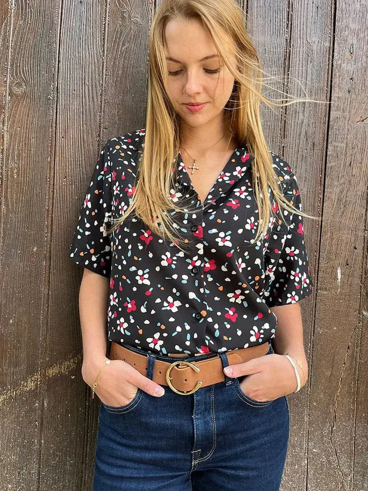 Chemise fleurie noire pour femme à manches courtes, modèle Clémence
