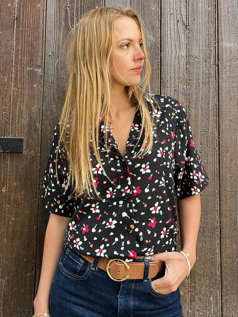 Chemise fleurie noire pour femme à manches courtes, modèle Clémence