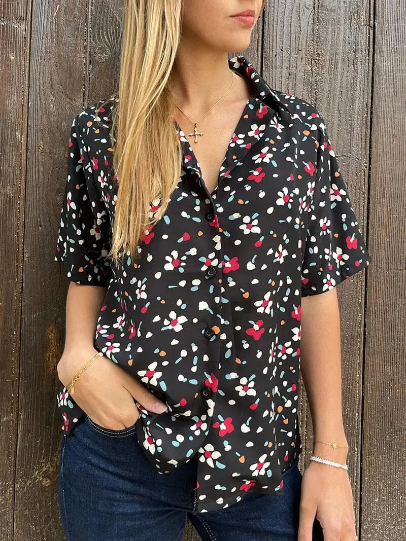 Chemise fleurie noire pour femme à manches courtes, modèle Clémence