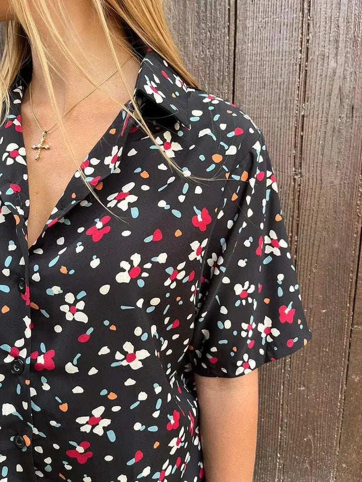 Chemise fleurie noire pour femme à manches courtes, modèle Clémence