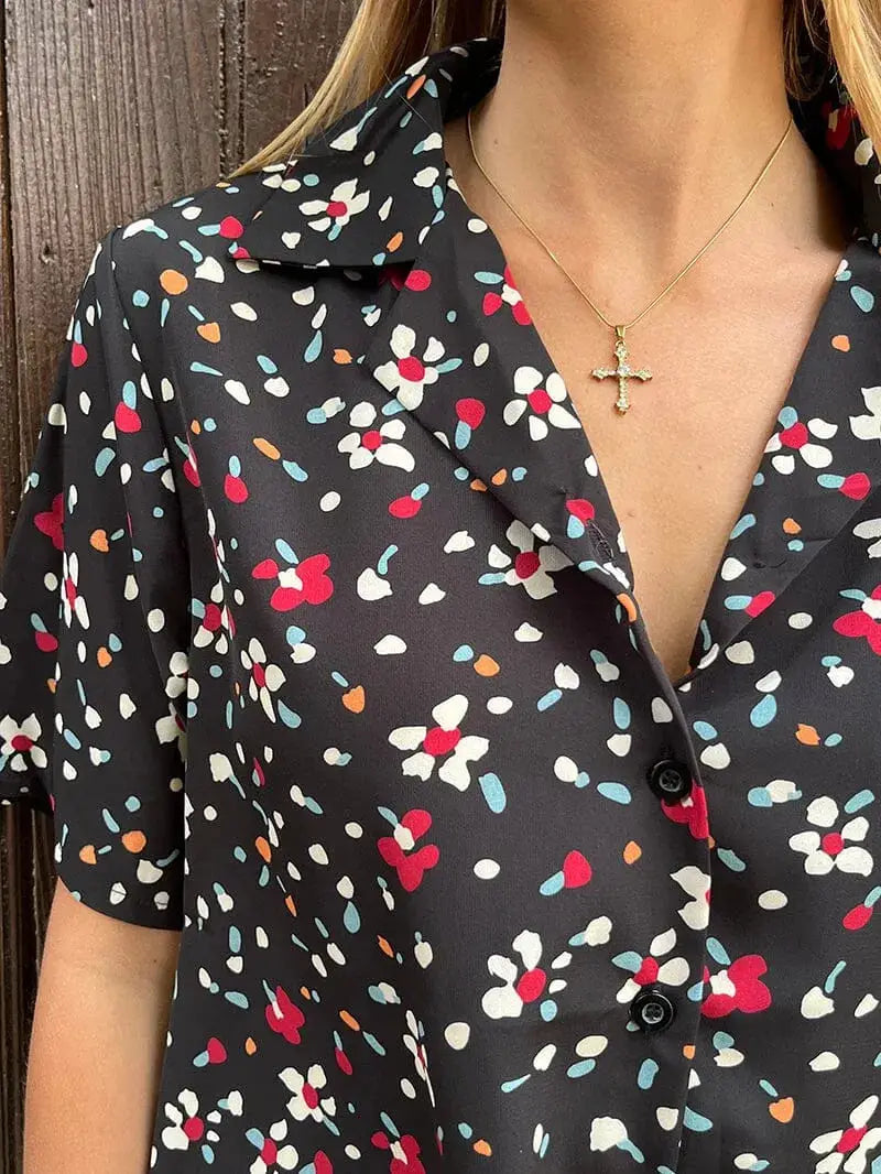 Chemise fleurie noire pour femme à manches courtes, modèle Clémence