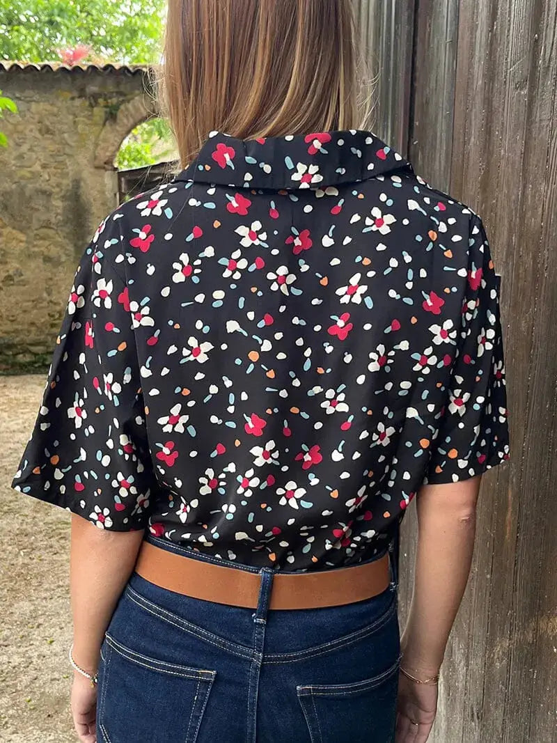 Chemise fleurie noire pour femme à manches courtes, modèle Clémence