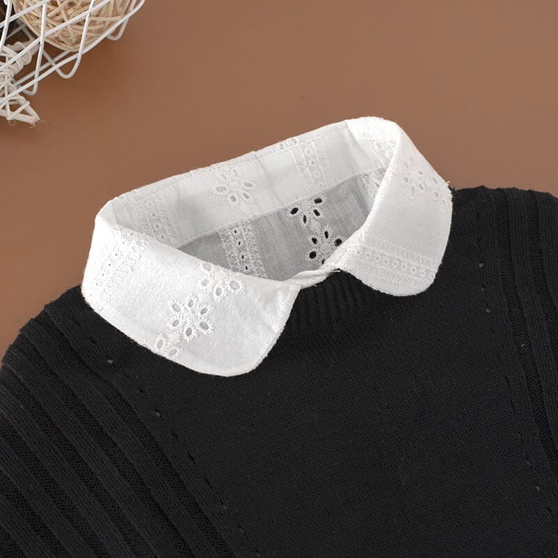 col de chemise amovible en dentelle blanche élégante sur un pull noir, accessoire tendance et versatile pour toutes saisons