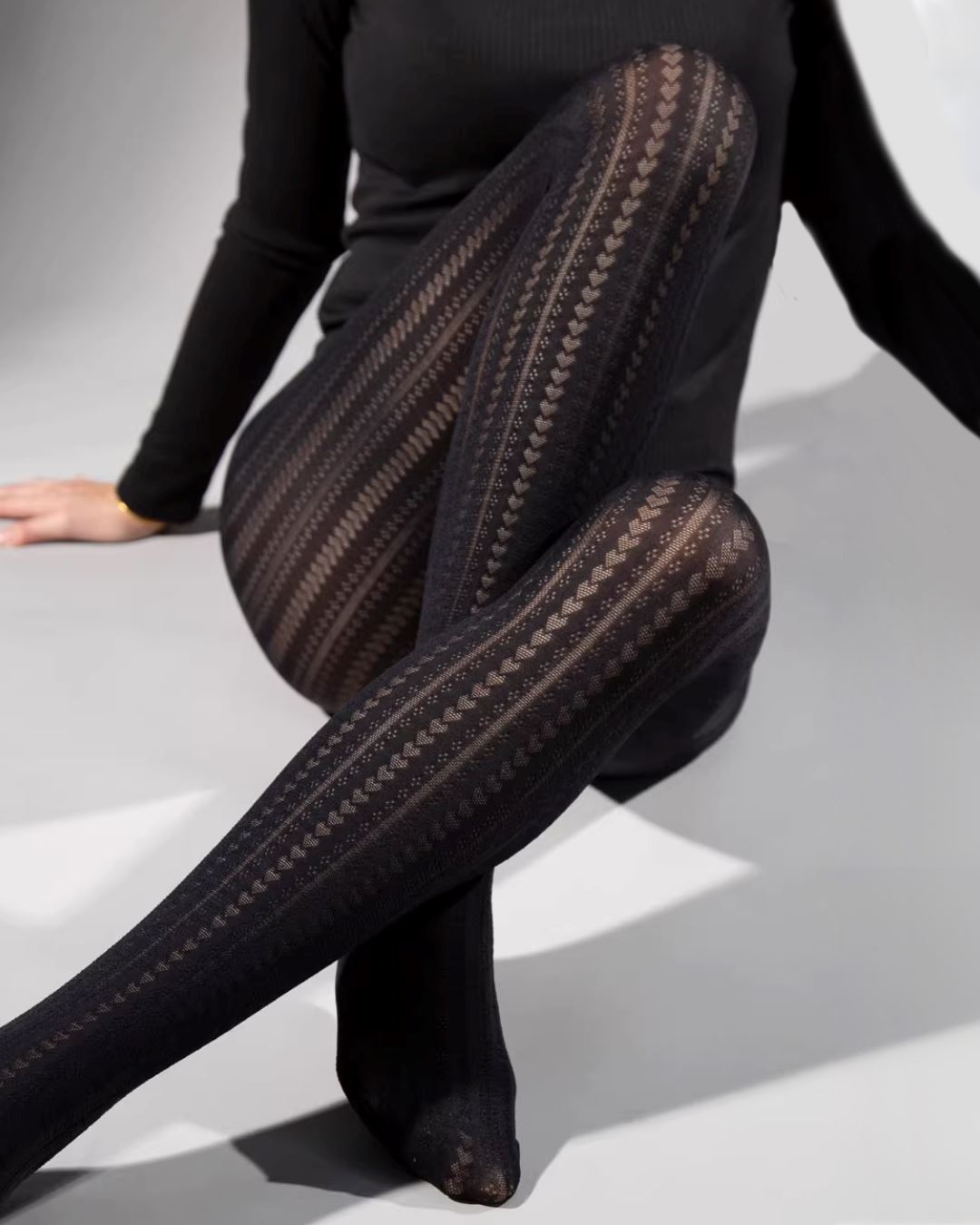 Collants fantaisie noirs Ambre pour femmes avec motifs géométriques élégants, idéaux pour un style moderne et chic.