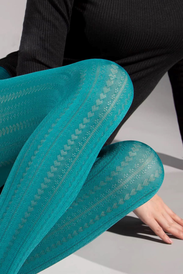 Femme portant des collants fantaisie bleu turquoise avec motif unique, parfaits pour un look élégant et original.