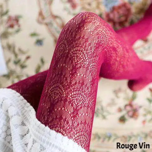 collants dentelle rouge motifs délicats sur fond floral, parfaits pour ajouter une touche élégante à vos tenues