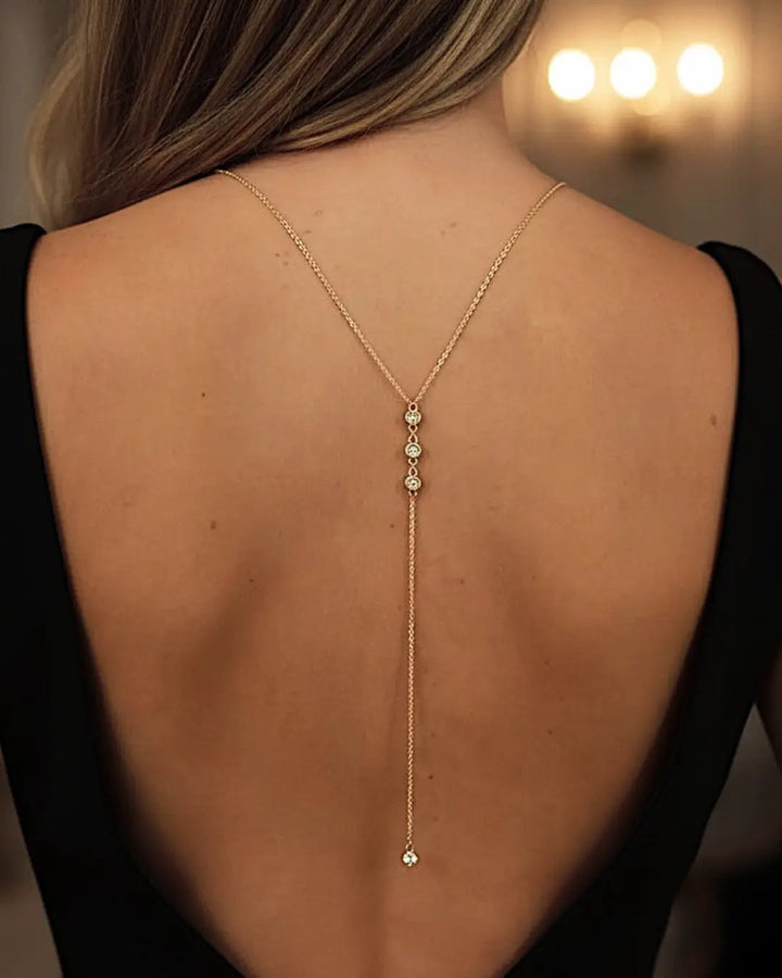 Collier élégant orné de diamants pour le dos, parfait pour des occasions spéciales et un look sophistiqué et chic.