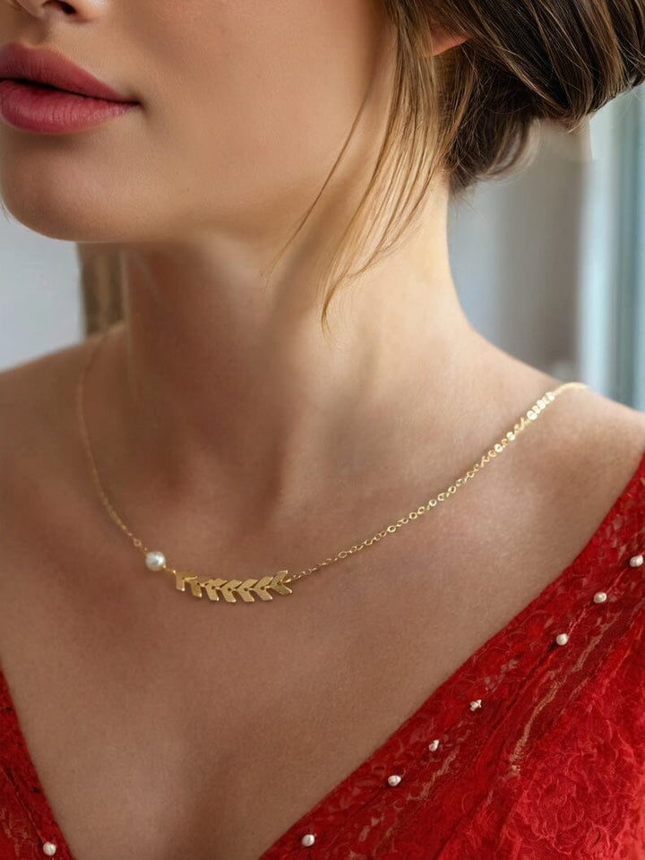 collier de dos bohème melina avec perle pour mariage porté sur femme portant une robe rouge en dentelle