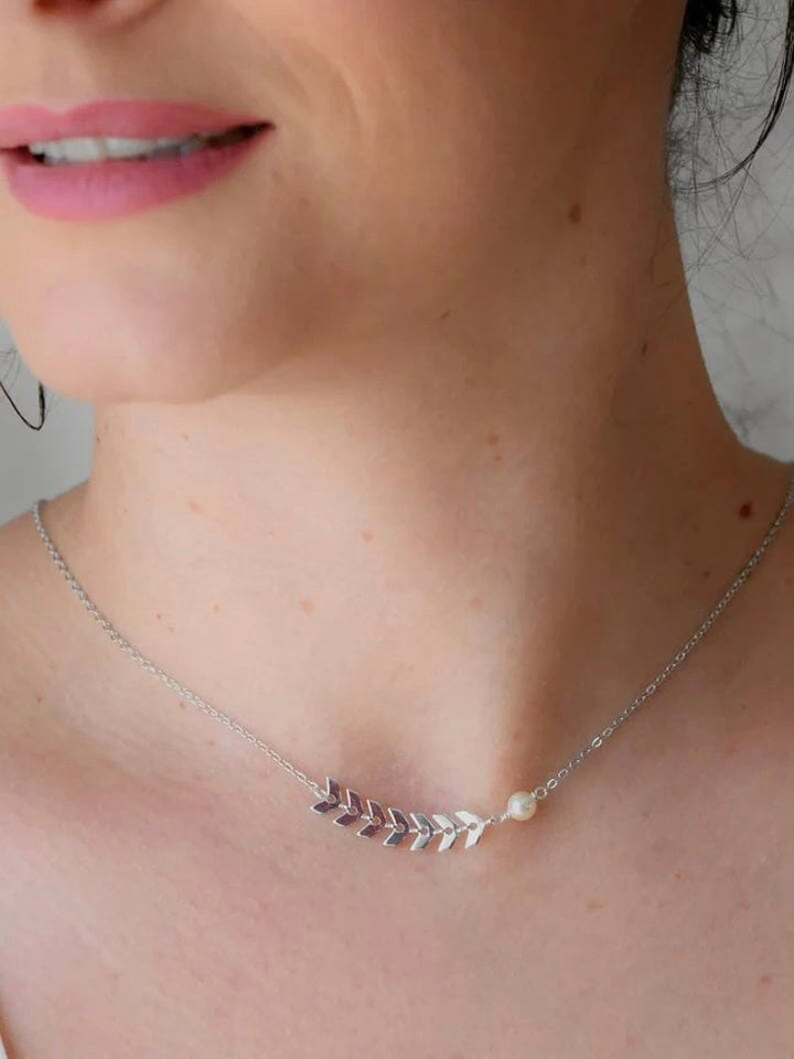 collier de dos bohème melina avec perle élégante pour mariage porté par une femme, idéal pour la nuque et le décolleté