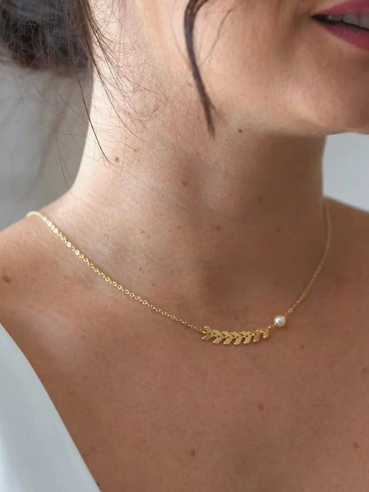 collier de dos bohème melina avec pendentif en forme de feuille dorée et perle, accessoire mariage élégant