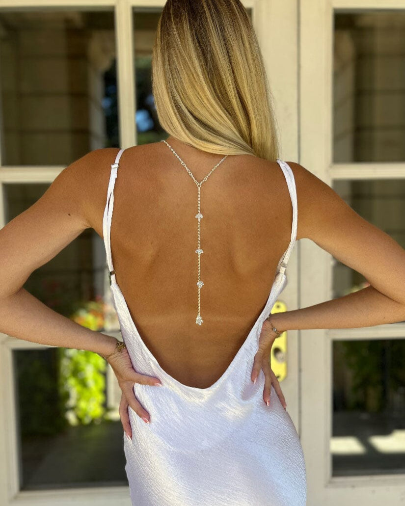 Collier de dos élégant pour mariée, parfait pour un mariage chic, mettant en valeur la robe et le dos dénudé.