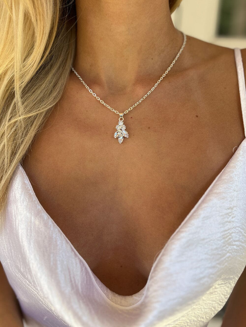 Collier de dos élégant pour mariée, parfait pour un mariage chic, mettant en valeur la robe et le dos dénudé.