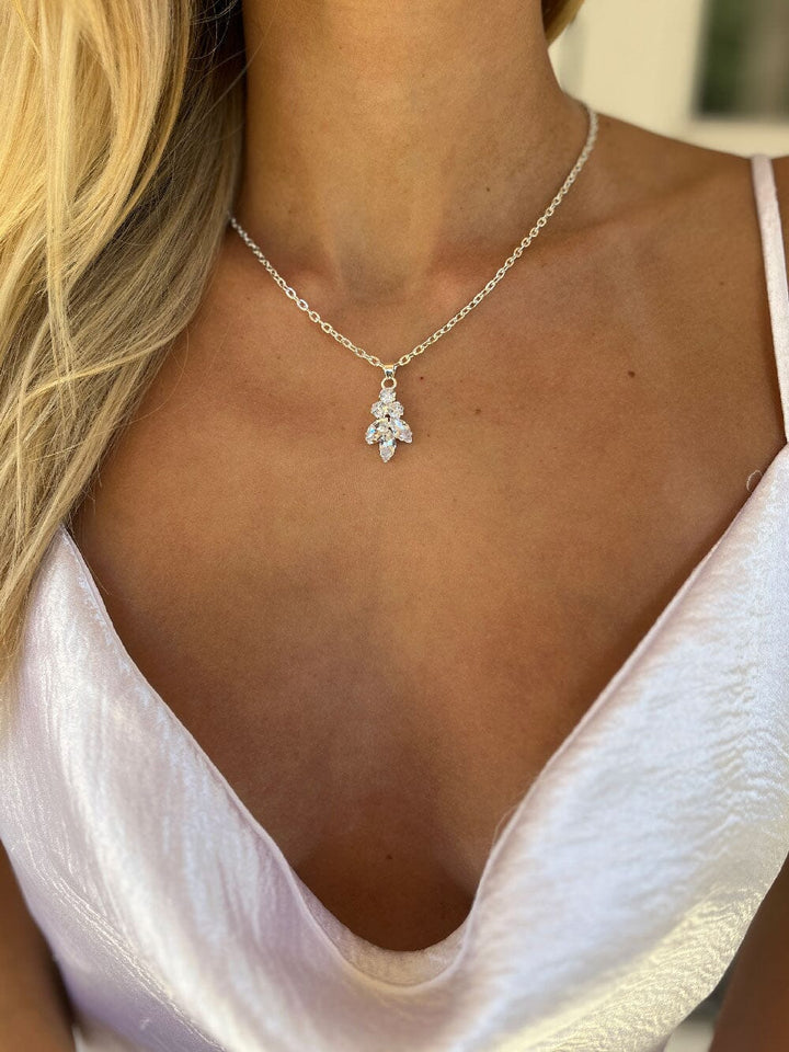 Collier de dos élégant pour mariée, parfait pour un mariage chic, mettant en valeur la robe et le dos dénudé.