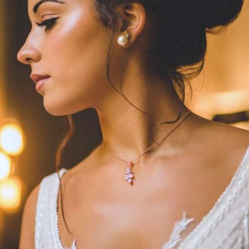 collier de dos mariage augustine élégant pour mariée, style délicat et raffiné avec pendentif fin pour parfaire sa tenue