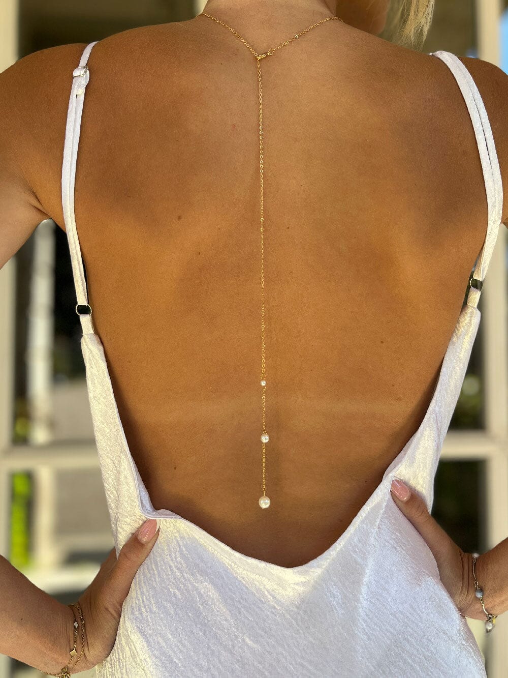 collier de dos perle - lina style élégant avec fine chaîne dorée et perles, parfait pour des tenues dos nu sophistiquées