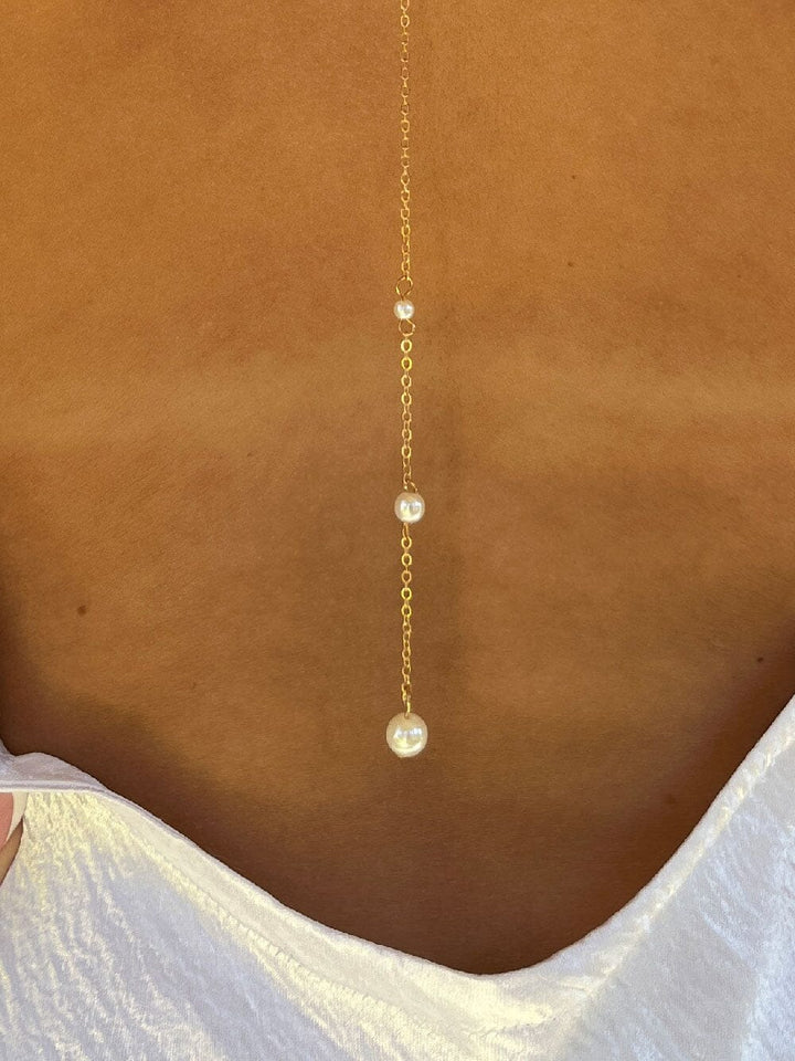 collier de dos perle - lina style élégant avec fine chaîne dorée et perles, parfait pour des tenues dos nu sophistiquées
