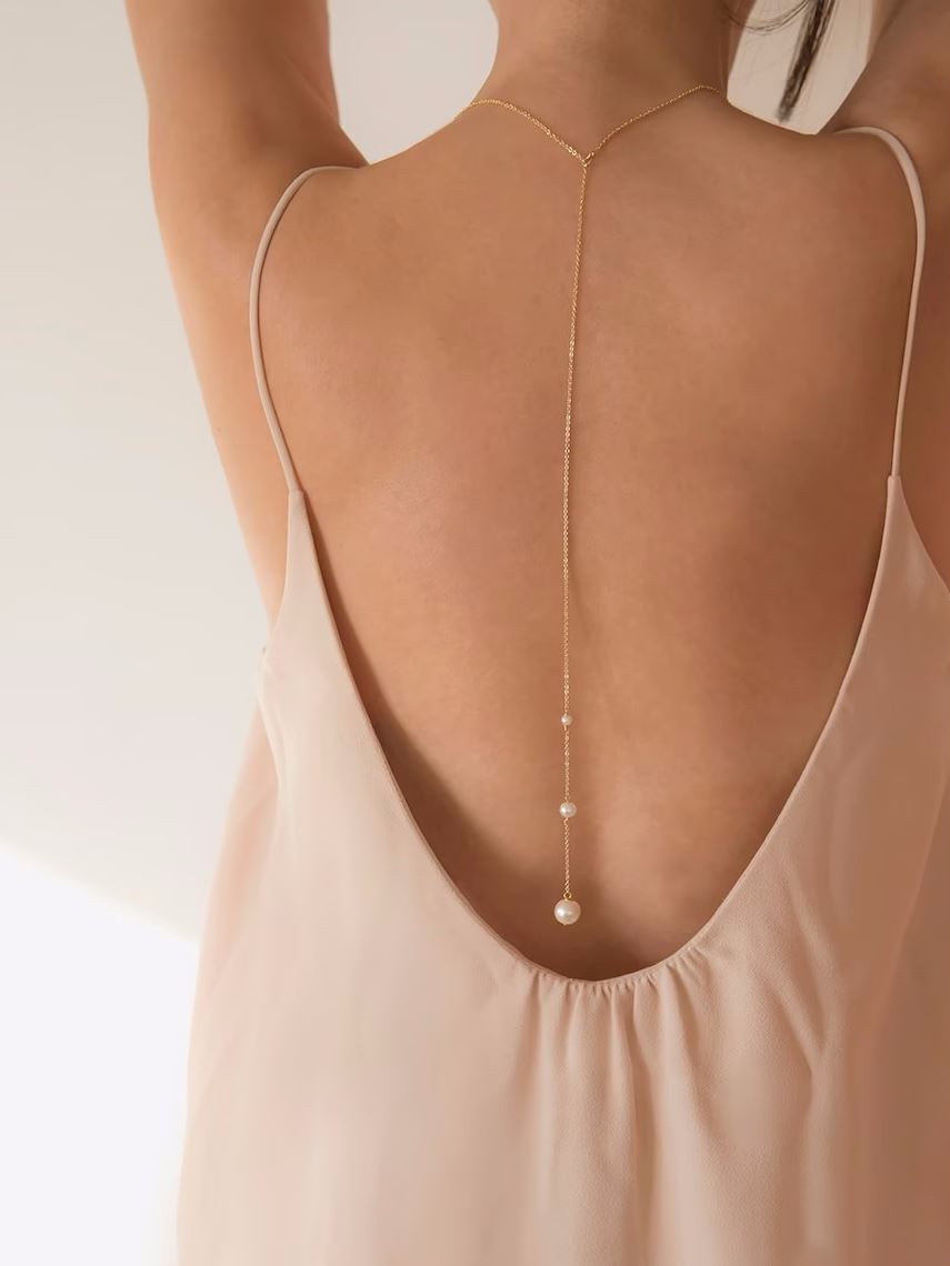 collier de dos perle - lina style élégant avec fine chaîne dorée et perles, parfait pour des tenues dos nu sophistiquées