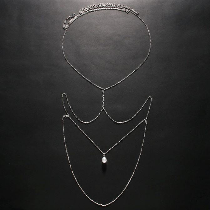 Collier de dos perle Edwige élégant en argent, idéal pour compléter une tenue habillée avec une touche sophistiquée.