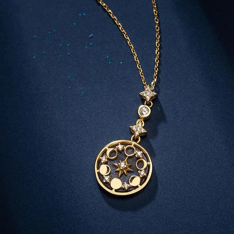 collier médaillon en or avec des phases lunaires et étoile sur chaîne, idéal pour femmes, motif ciel étoilé