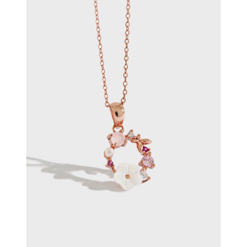 collier pendentif rose fleur en couronne avec perles, pierres roses et dorées en or rose sur chaîne délicate