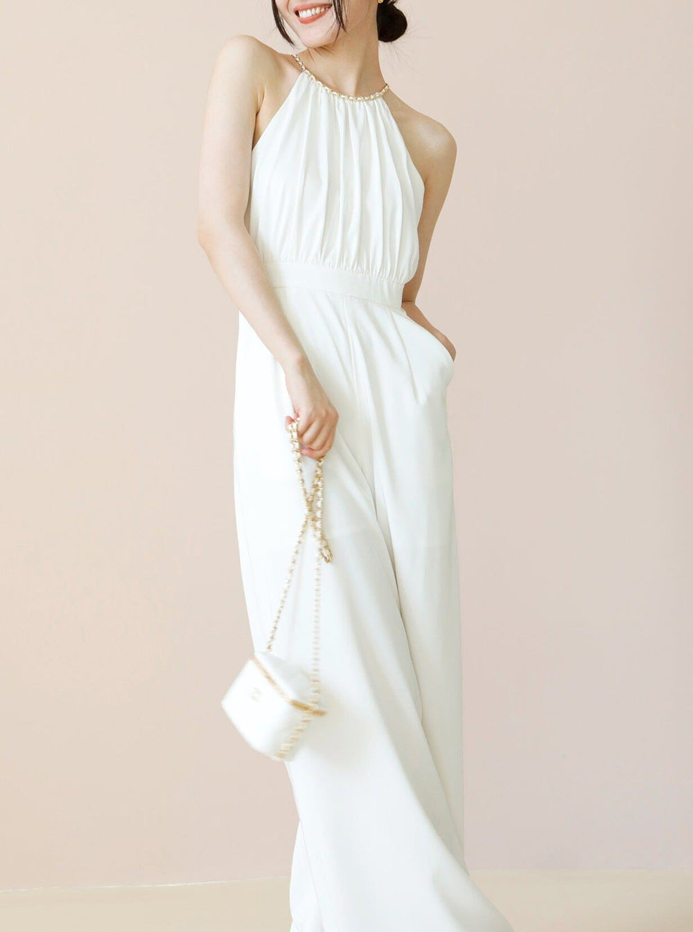 combinaison pantalon blanche mila élégante pour femme avec haut plissé à col rond et poche, tenue chic idéale pour l'été