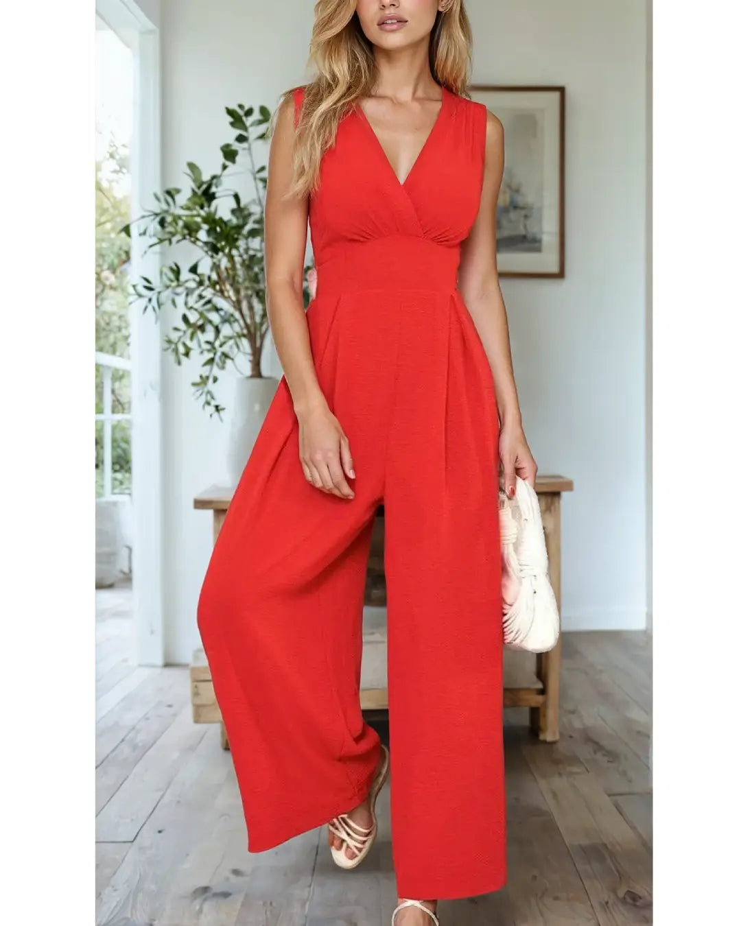 Combinaison pantalon large rouge pour femme dans un style élégant, parfaite pour une tenue chic et décontractée.