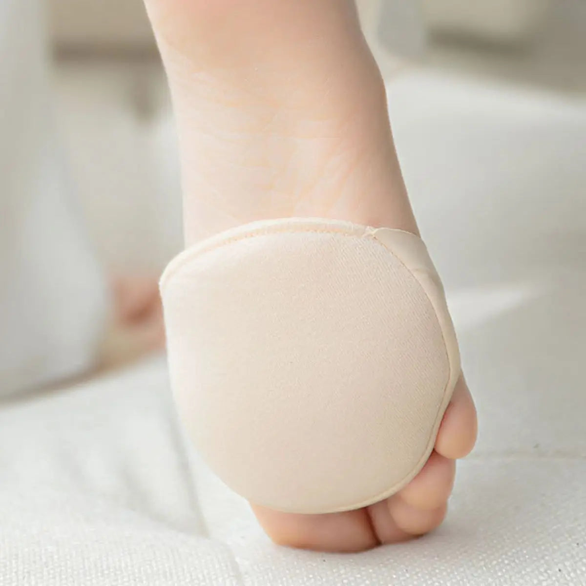 Coussinet beige pour le confort du talon, idéal pour soulager la douleur et améliorer l'ajustement des chaussures.