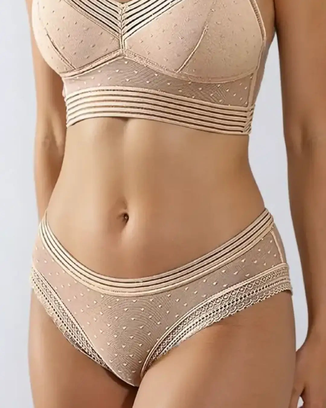 Culotte transparente en dentelle fine avec design élégant Sarah pour style chic et confort au quotidien.