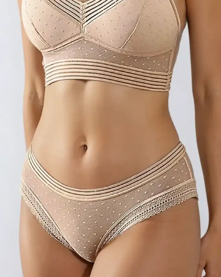 Culotte transparente en dentelle fine avec design élégant Sarah pour style chic et confort au quotidien.