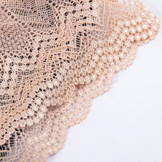 détail délicat de la dentelle de la culotte invisible alicia, offrant élégance et invisibilité sous les vêtements