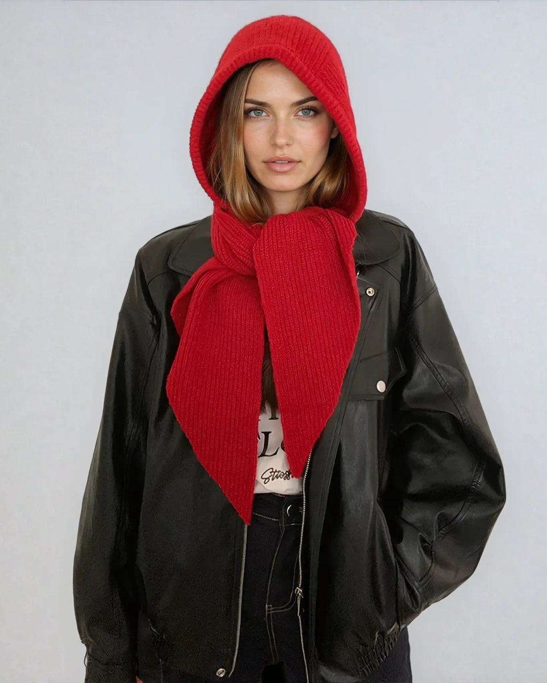 Écharpe à capuche côtelée rouge Erin portée avec veste en cuir noir, nouveauté de la marque élégante et tendance.