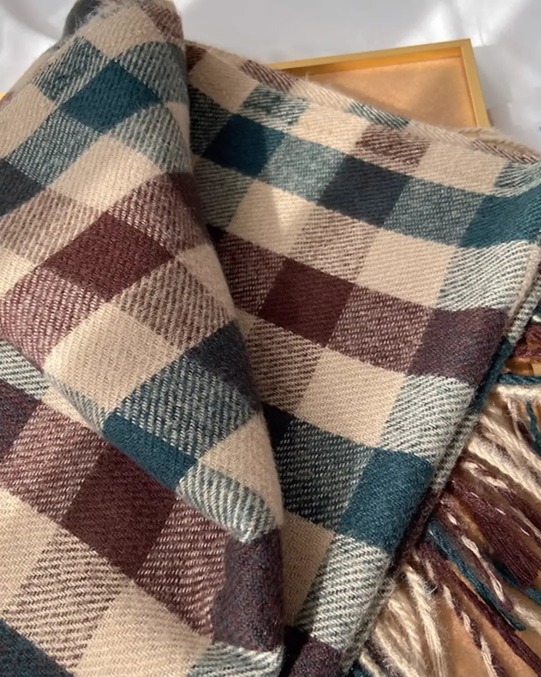 Echarpe à carreaux en cachemire pour femme, élégante et chaude, motif classique pour un style intemporel chic.