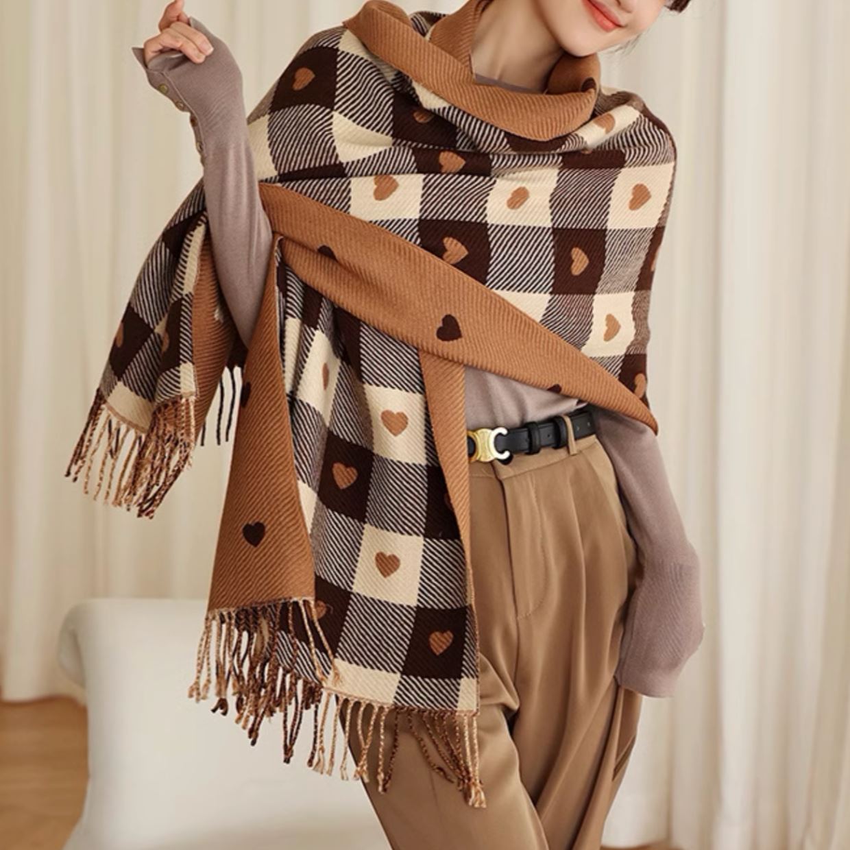 écharpe en laine et cachemire à motifs coeurs marron et beige, accessoire de mode élégant et confortable pour l'hiver