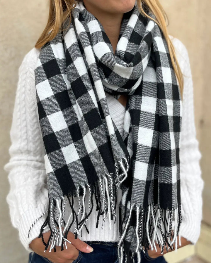 Écharpe en cachemire à carreaux noirs et blancs pour femme, idéale pour l'hiver, chic et élégante avec franges.