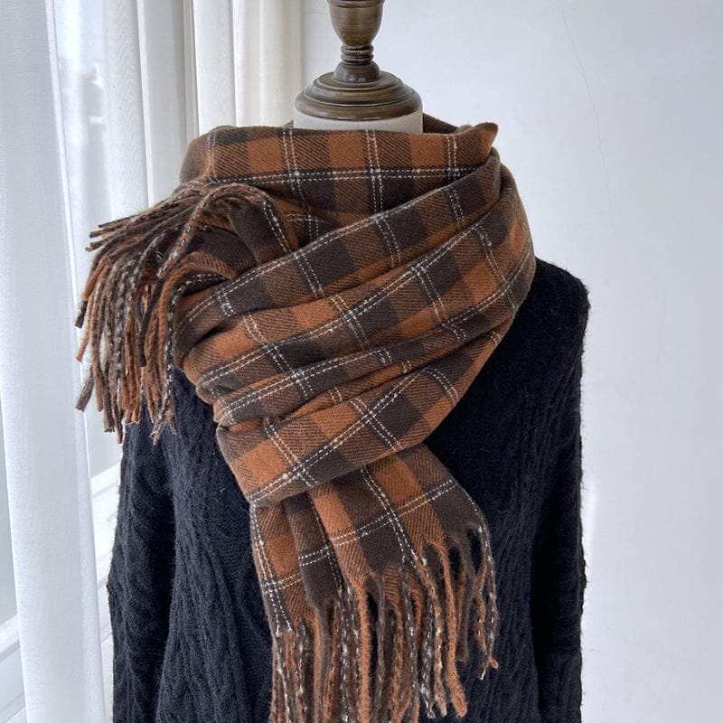 Écharpe à carreaux oversize Laurette en laine douce, motif plaid marron et franges, style moderne et confortable.