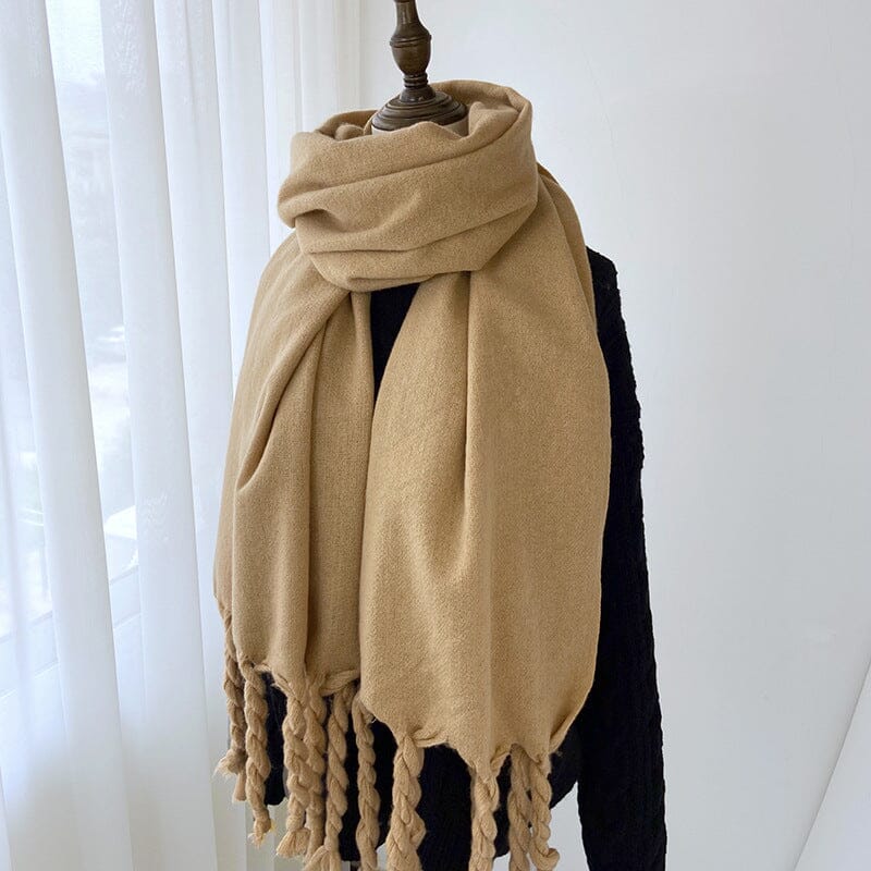 Écharpe à franges beige Domitille en textile doux, élégante pour l'hiver, parfaite pour ajouter une touche chic à votre tenue.