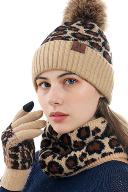 Ensemble bonnet écharpe et gants pour femme motif léopard, chic et chaleureux pour l'hiver, par Gina.