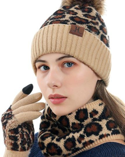 Ensemble bonnet écharpe et gants pour femme motif léopard, chic et chaleureux pour l'hiver, par Gina.