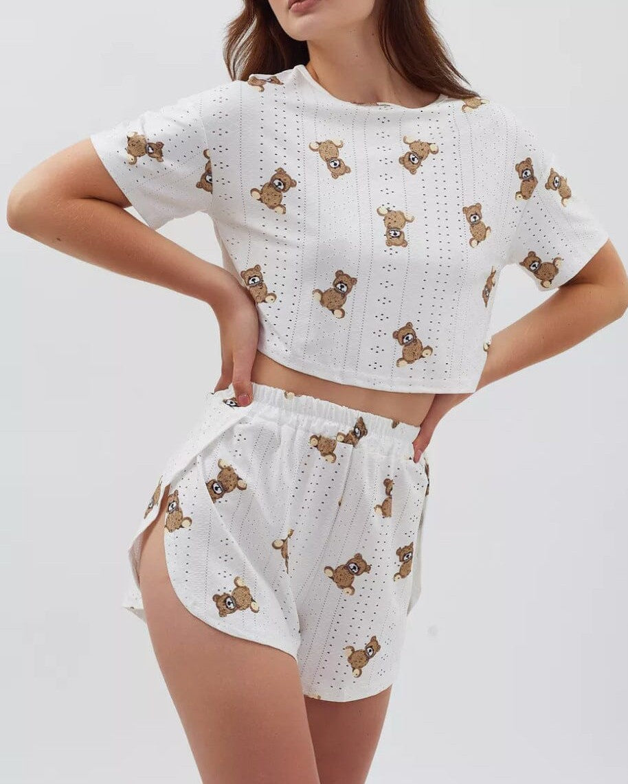 femme portant un pyjama short blanc eugénie avec motif d'oursons marrons, parfait pour une nuit confortable