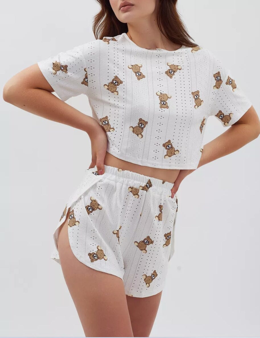 femme portant un pyjama short blanc eugénie avec motif d'oursons marrons, parfait pour une nuit confortable