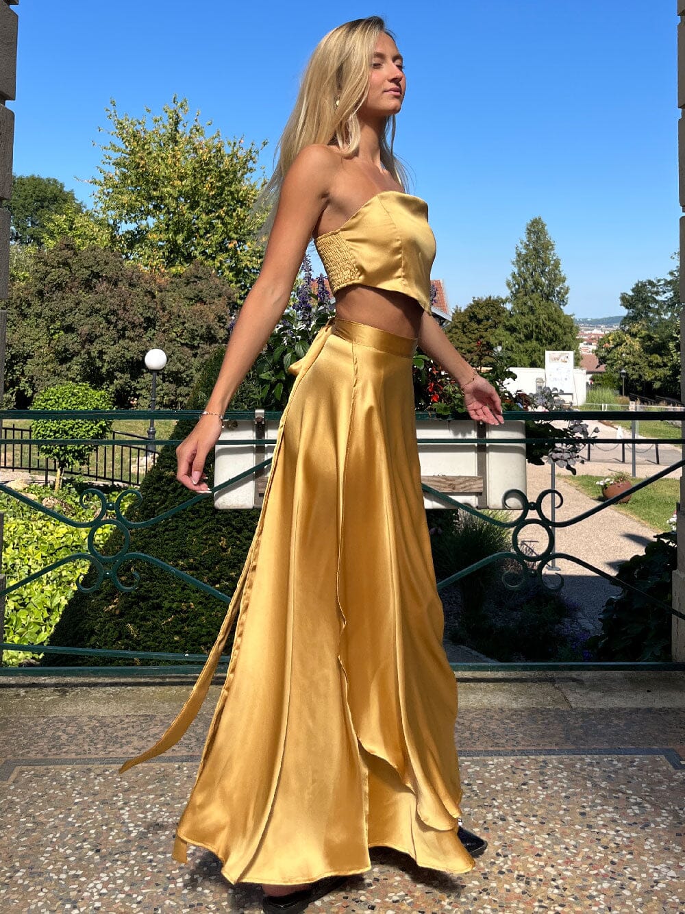 Ensemble élégant de haut et jupe doré pour femme, idéal pentru les soirées et mariages avec coupe flatteuse.